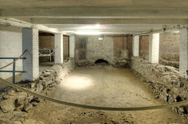 <p>Overzicht van de funderingsresten van de crypt uit de 10e eeuw in oostelijke richting. </p>

